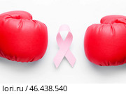 Розовая лента и боксерские перчатки на светлом фоне. Концепция осведомленности рака груди. Стоковое фото, фотограф Pixel_shot / Фотобанк Лори