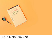 Блокнот с пустым списком дел и дротиком на цветном фоне. Стоковое фото, фотограф Pixel_shot / Фотобанк Лори