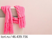 Теплая косынка на радиатор. Концепция отопительного сезона. Стоковое фото, фотограф Pixel_shot / Фотобанк Лори