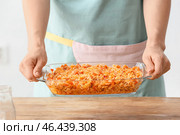 Женщина готовит рисовую запеканку на столе, крупным планом. Стоковое фото, фотограф Pixel_shot / Фотобанк Лори
