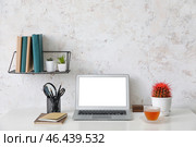 Удобное рабочее место с современным ноутбуком в номере. Стоковое фото, фотограф Pixel_shot / Фотобанк Лори