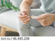 Диабетик проверяет уровень сахара в крови у себя дома, крупным планом. Стоковое фото, фотограф Pixel_shot / Фотобанк Лори