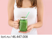 Женщина с масоном банку здорового смузи на цветном фоне, близком расстоянии. Стоковое фото, фотограф Pixel_shot / Фотобанк Лори