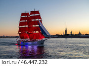 Бриг "Россия" с алыми парусами на фоне Петропавловской крепости. Репетиция праздника "Алые паруса-2024". Санкт-Петербург. Редакционное фото, фотограф Виктор Карасев / Фотобанк Лори