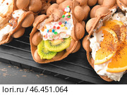 Вкусные сладкие пузырьки вафли на столе, крупным планом. Стоковое фото, фотограф Pixel_shot / Фотобанк Лори