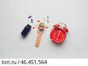 Снотворное и будильник на светлом фоне. Стоковое фото, фотограф Pixel_shot / Фотобанк Лори