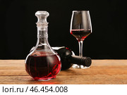 Посуда вкусного вина на столе. Стоковое фото, фотограф Pixel_shot / Фотобанк Лори