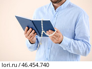 Мусульманин с Кораном и бисером на светлом фоне, крупным планом. Стоковое фото, фотограф Pixel_shot / Фотобанк Лори