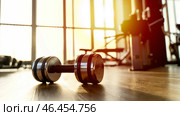 Barbell in the gym at dawn with a pred workout. Стоковое фото, фотограф Igor Skripachev / Фотобанк Лори