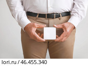 Зрелый человек с чистым листом бумаги на светлом фоне. Концепция урологии. Стоковое фото, фотограф Pixel_shot / Фотобанк Лори