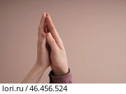 Молодой мужчина и женщина касаясь ладонями на цветном фоне. Стоковое фото, фотограф Pixel_shot / Фотобанк Лори