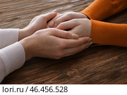 Руки женщины утешают подругу на деревянном фоне. Стоковое фото, фотограф Pixel_shot / Фотобанк Лори