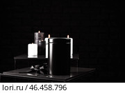 Похоронная урна с лентой на столе на темном фоне. Стоковое фото, фотограф Pixel_shot / Фотобанк Лори
