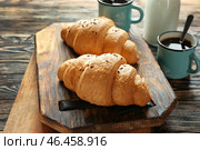 Вкусные круассаны на деревянной доске. Стоковое фото, фотограф Pixel_shot / Фотобанк Лори