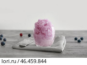 Бокал со вкусным бритым льдом и ягодами на столе. Стоковое фото, фотограф Pixel_shot / Фотобанк Лори