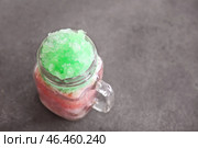Кувшин Мейсон со вкусным бритым льдом на сером фоне. Стоковое фото, фотограф Pixel_shot / Фотобанк Лори
