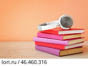 Книги и современные наушники на столе. Концепция аудиокниги. Стоковое фото, фотограф Pixel_shot / Фотобанк Лори