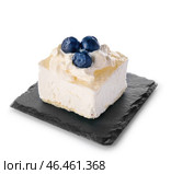 Вкусный мусс торт с черникой на белом фоне. Стоковое фото, фотограф Pixel_shot / Фотобанк Лори