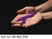Женские руки с фиолетовой лентой на темном фоне. Концепция бытового насилия. Стоковое фото, фотограф Pixel_shot / Фотобанк Лори