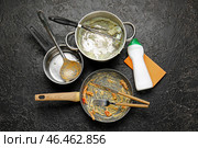 Грязная посуда и средство для мытья посуды на темном фоне. Стоковое фото, фотограф Pixel_shot / Фотобанк Лори