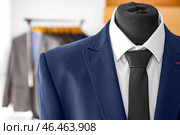 Манекен с мужским костюмом в магазине. Стоковое фото, фотограф Pixel_shot / Фотобанк Лори
