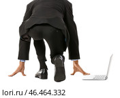 Молодой предприниматель, стоя в исходной позиции приседания, изолированные на белом фоне. Концепция достижения цели. Стоковое фото, фотограф Pixel_shot / Фотобанк Лори