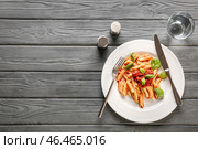 Тарелка вкусной пасты с соусом Болоньезе на столе. Стоковое фото, фотограф Pixel_shot / Фотобанк Лори