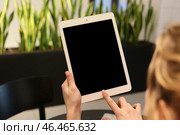 Женщина с планшетного компьютера заказывает доставку еды онлайн на дом. Стоковое фото, фотограф Pixel_shot / Фотобанк Лори