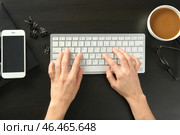 Женщина, набрав на клавиатуре компьютера за столом. Рабочее место плоской планировки. Стоковое фото, фотограф Pixel_shot / Фотобанк Лори