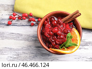 Чаша с вкусным клюквенным соусом на столе, вид сверху. Стоковое фото, фотограф Pixel_shot / Фотобанк Лори