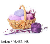 Плетеная корзина с вязальной пряжей и спицами на белом фоне. Стоковое фото, фотограф Pixel_shot / Фотобанк Лори