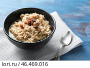 Вкусная овсяная каша с изюмом в миске на столе. Стоковое фото, фотограф Pixel_shot / Фотобанк Лори