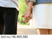 Счастливая пара афроамериканцев, держась за руки в парке на весенний день, крупным планом. Стоковое фото, фотограф Pixel_shot / Фотобанк Лори