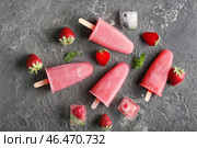 Вкусный клубничный эскимо с ягодами на сером фоне. Стоковое фото, фотограф Pixel_shot / Фотобанк Лори