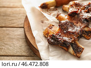 Вкусные ребрышки на гриле на деревянной доске. Стоковое фото, фотограф Pixel_shot / Фотобанк Лори