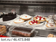 Холодильная витрина с вкусными десертами в супермаркете. Стоковое фото, фотограф Pixel_shot / Фотобанк Лори