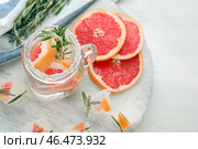 Свежий грейпфрутовый коктейль с розмарином в масонной банке на деревянной доске. Стоковое фото, фотограф Pixel_shot / Фотобанк Лори
