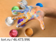 Мужская рука, загрязненная красящим материалом для волос, крупным планом. Стоковое фото, фотограф Pixel_shot / Фотобанк Лори