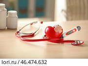 Медицинский стетоскоп и красное сердце с гипсом на стол с подсветкой. Кардиологическая концепция. Стоковое фото, фотограф Pixel_shot / Фотобанк Лори