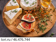 Вкусный бутерброд со спелым инжиром и сыром бри на деревянной тарелке. Стоковое фото, фотограф Pixel_shot / Фотобанк Лори