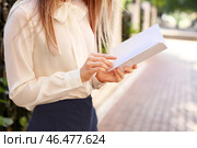 Молодая женщина читает пустую книгу в парке. Стоковое фото, фотограф Pixel_shot / Фотобанк Лори