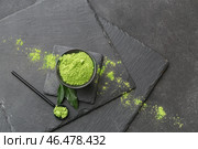 Чаша с порошкообразным чаем матча и совком на черном фоне. Стоковое фото, фотограф Pixel_shot / Фотобанк Лори