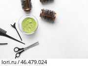 Чаша с хной и парикмахерскими принадлежностями на белом фоне. Стоковое фото, фотограф Pixel_shot / Фотобанк Лори