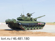 Основной боевой танк Т-90А первой серии на полигоне в степи.. Волгоградская область, Средняя Ахтуба, Россия. (2021 год). Редакционное фото, фотограф Андрей Цыганков / Фотобанк Лори