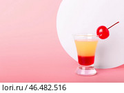 Вкусный ананасовый перевернутый торт на розовом фоне. Стоковое фото, фотограф Pixel_shot / Фотобанк Лори