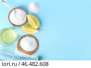 Композиция со стаканом воды, пищевой содой и лимоном на цветном фоне. Стоковое фото, фотограф Pixel_shot / Фотобанк Лори