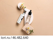 Современный вейп-мод, масло и цветы на бежевом фоне. Стоковое фото, фотограф Pixel_shot / Фотобанк Лори