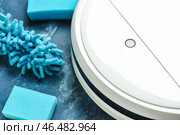 Робот-пылесос, губки и щетка для пыли на цветном фоне, крупным планом. Стоковое фото, фотограф Pixel_shot / Фотобанк Лори