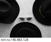 Различные шляпы и очки на светлом фоне. Стоковое фото, фотограф Pixel_shot / Фотобанк Лори