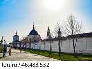 Яркое солнце светит над Богородице-Успенским мужским монастырем. Остров-град Свияжск (2024 год). Редакционное фото, фотограф Александр Тараканов / Фотобанк Лори